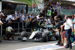 Ganador de la carrera Nico Rosberg, híbrido de Mercedes AMG F1 W07 celebra cuando entra parc ferme