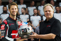 Romain Grosjean y Gene Haas con un casco conmemorativo
