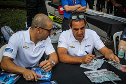 Tony Kanaan, Chip Ganassi Racing Chevrolet, Juan Pablo Montoya, Team Penske Chevrolet