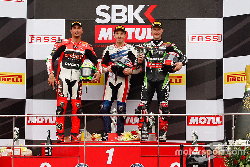 Podium : le vainqueur Nicky Hayden, Honda WSBK Team, le deuxième Davide Giugliano, Ducati Team, et le troisième Jonathan Rea, Kawasaki Racing