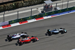 Nico Rosberg, Mercedes AMG F1 Team W07 al comando davanti a Kimi Raikkonen, Ferrari SF16-H e Valtter