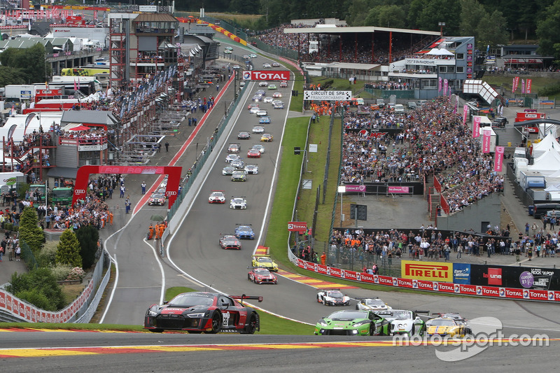 Start van de race met #28 Audi R8 LMS op kop!