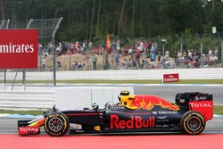 Nico Rosberg, Mercedes AMG F1 W07 Hybrid y Max Verstappen, Red Bull Racing RB12 luchan por la posici