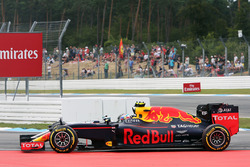 Нико Росберг, Mercedes AMG F1 W07 Hybrid и Макс Ферстаппен, Red Bull Racing RB12 - борьба за позицию