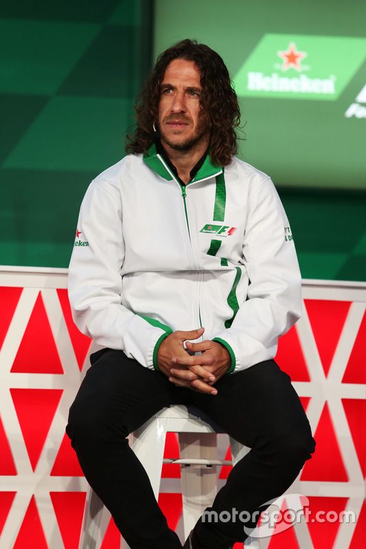 Charles Puyol, ex jugador de fútbol, en el anuncio de patrocinio de Heineken