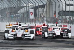 Juan Pablo Montoya, Team Penske Chevrolet überholt Helio Castroneves, Team Penske Chevrolet