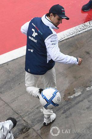 Felipe Massa, Williams plays football in pit lane