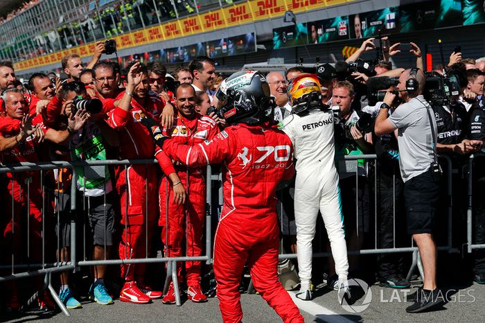 Sebastian Vettel, Ferrar iy Ganador de la carrera  Lewis Hamilton, Mercedes AMG F1 celebra en parc ferme,