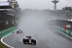 Daniil Kvyat, Scuderia Toro Rosso STR11, Carlos Sainz Jr., Scuderia Toro Rosso STR11
