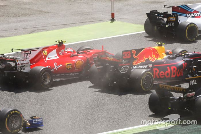 Houve muita confusão na primeira curva. A começar por um toque entre Raikkonen e Bottas, o que fez com que o piloto da Ferrari atingisse Verstappen. 