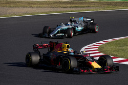 Daniel Ricciardo, Red Bull Racing RB13, Valtteri Bottas, Mercedes AMG F1 W08