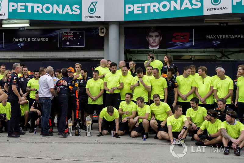 Race winner Max Verstappen, Red Bull Racing celebrates alongside Christian Horner, Red Bull Racing Team Principal, Dr Helmut Marko, Red Bull Motorsport Consultant, the team and the trophies