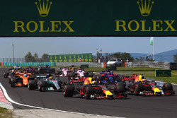 Старт гонки: Даниэль Риккардо и Макс Ферстаппен, Red Bull Racing RB13