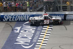Ganador de la carrera Darrell Wallace Jr., MDM Motorsports Chevrolet