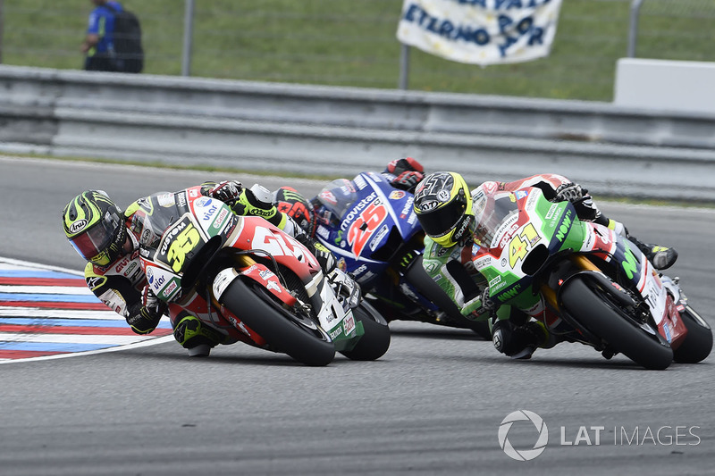 Crutchlow overtaking Aleix Espargaro, Aprilia Racing Team Gresini