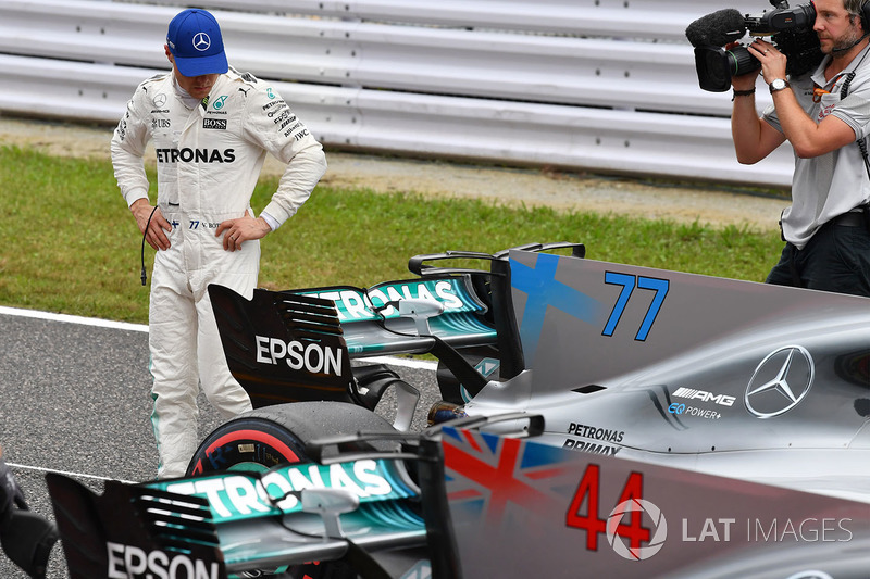 Valtteri Bottas, Mercedes AMG F1 observa su monoplaza