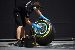 Mercedes AMG F1 mecánico limpia neumáticos Pirelli