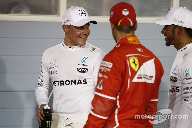 Ganador de la pole Valtteri Bottas, Mercedes AMG, segundo lugar de Lewis Hamilton, Mercedes AMG, ter