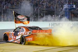 Campeón 2016 y ganador de la carrera, Daniel Suárez, Joe Gibbs Racing Toyota