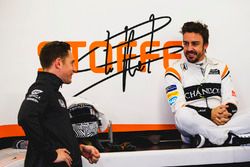 Stoffel Vandoorne, McLaren, habla con Fernando Alonso, McLaren