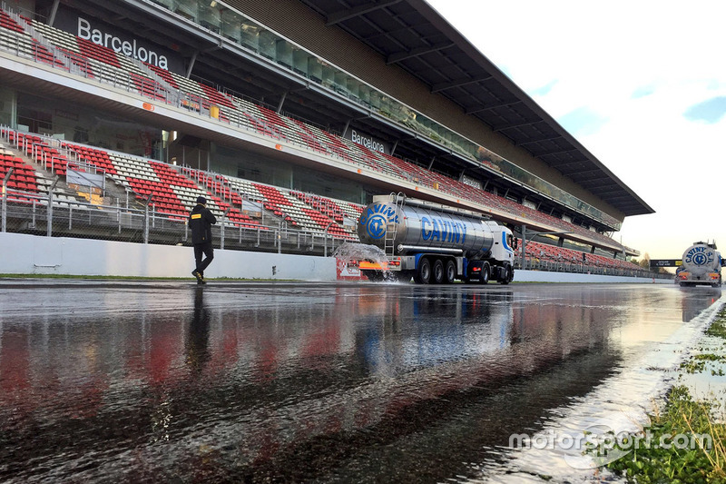 Preparación de la pista para los test en agua