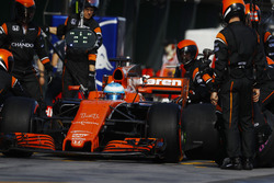 Fernando Alonso, McLaren MCL32, s'arrête aux stands