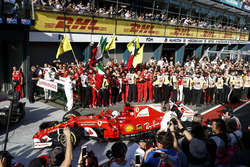 Sebastian Vettel, Ferrari SF70H, vainqueur, arrive dans le Parc Fermé