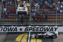 Helio Castroneves, Team Penske Chevrolet passeert de finishvlag