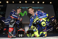 Гонщики Yamaha Factory Racing Валентино Росси и Маверик Виньялес