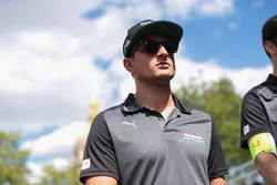 Mitch Evans, Jaguar Racing, cammina lungo il circuito