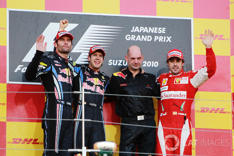 Podio: segundo puesto Mark Webber, Red Bull Racing, ganador de la carrera Sebastian Vettel, Red Bull Racing, Adrian Newey, director técnico de Red Bull Racing y tercero Fernando Alonso, Ferrari