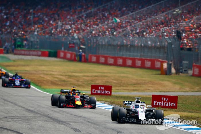 Lance Stroll, Williams FW41, Daniel Ricciardo, Red Bull Racing RB14