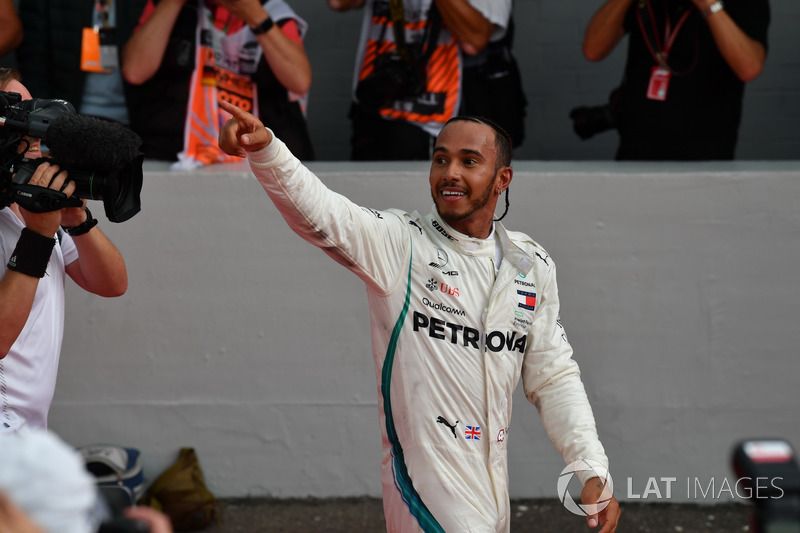 Il vincitore della gara Lewis Hamilton, Mercedes-AMG F1, festeggia nel parco chiuso