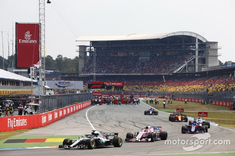 Lewis Hamilton, Mercedes AMG F1 W09, precede Esteban Ocon, Force India VJM11,