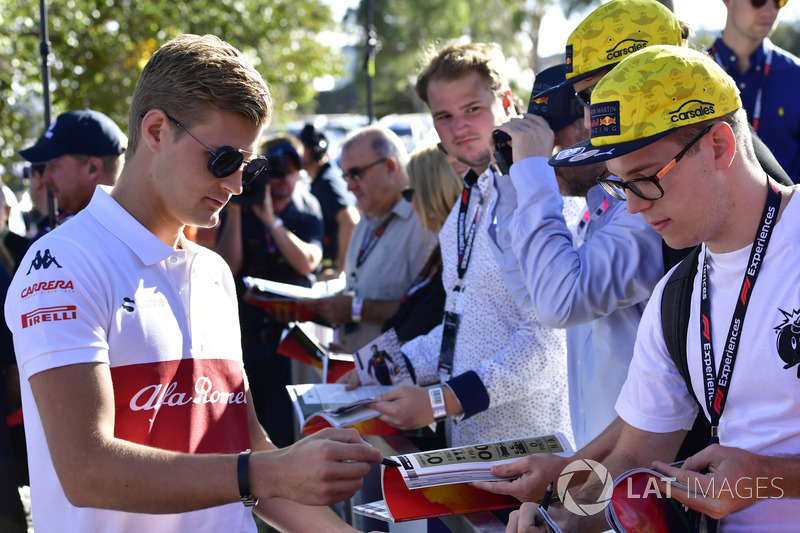 Marcus Ericsson, Sauber, signe des autographes