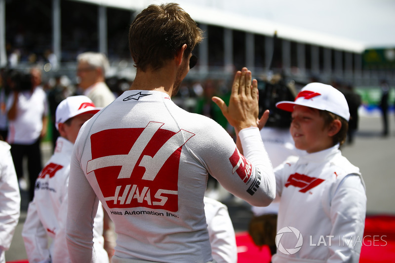 Romain Grosjean, Haas F1 Team, high fives a Grid Kid