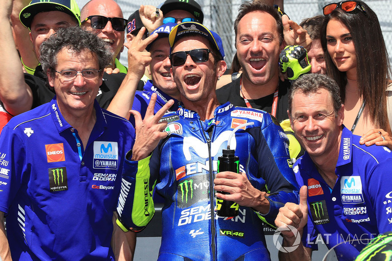 Valentino Rossi, que largou na pole, terminou em terceiro, garantindo um lugar no pódio.