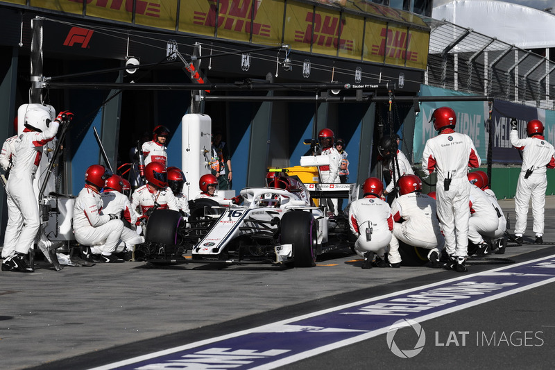 Charles Leclerc, Sauber C37, pit stop