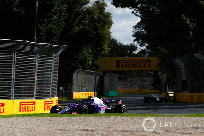 Pierre Gasly, Toro Rosso STR13 Honda, Sergey Sirotkin, Williams FW41 Mercedes