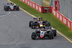 Kevin Magnussen, Haas F1 Team VF-18 devant Max Verstappen, Red Bull Racing RB14