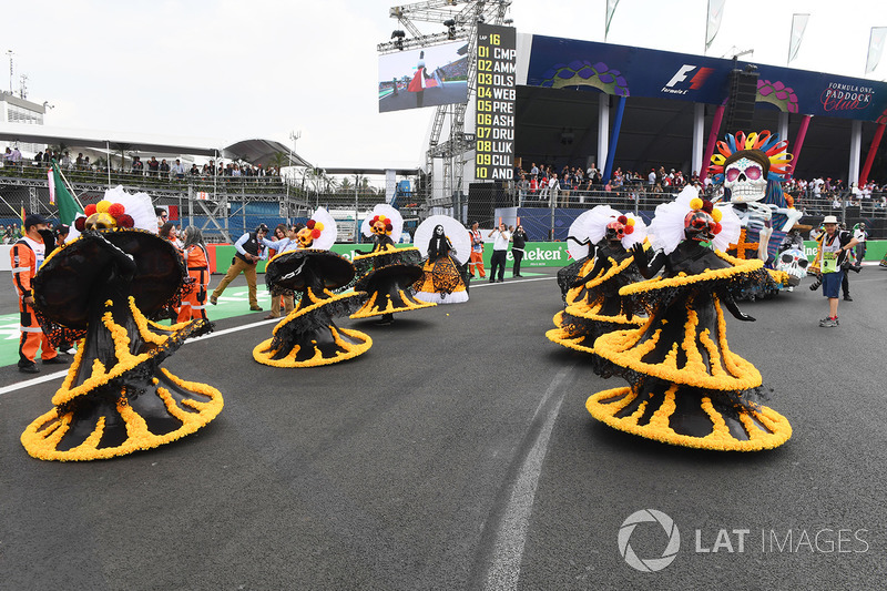 Pre-race entertainment with Day of the Dead characters