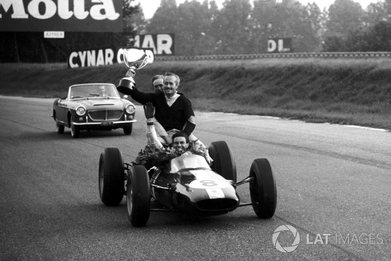 1. Jim Clark, Lotus 25, mit Colin Chapman, Lotus-Teambesitzer