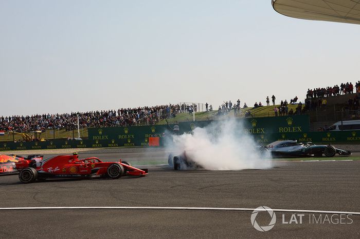 Accrochage entre Max Verstappen, Red Bull Racing RB14 et Sebastian Vettel, Ferrari SF71H alors que Kimi Raikkonen, Ferrari SF71H et Lewis Hamilton, Mercedes-AMG F1 W09 EQ Power  passent