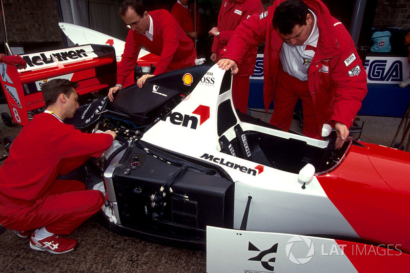 Механики работают над McLaren Ford MP4/8 Айртона Сенны