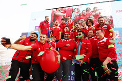 Il vincitore della gara Felix Rosenqvist, Mahindra Racing, Dilbagh Gill, CEO, Team Principal, Mahind