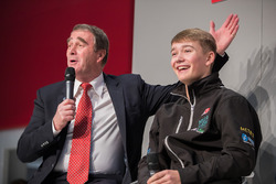 Nigel Mansell en Billy Monger op de Autosport Stage met Henry Hope-Frost