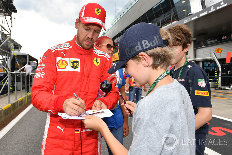 Sebastian Vettel, Ferrari, signe des autographes