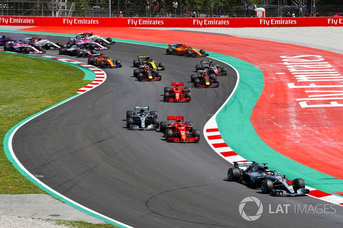 Arrancada: Lewis Hamilton, Mercedes AMG F1 W09, lleva Sebastian Vettel, Ferrari SF71H, Valtteri Bottas, Mercedes AMG F1 W09, Kimi Raikkonen, Ferrari SF71H, Max Verstappen, Red Bull Racing RB14 y el resto del grupo