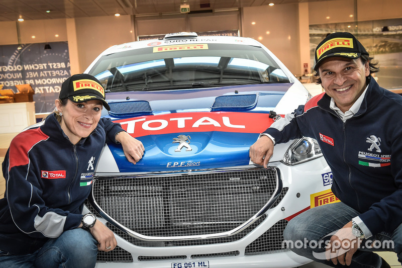 Paolo Andreucci e Anna Andreussi posano con la loro Peugeot 208 T16 R7