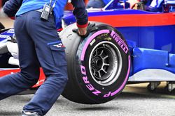 Scuderia Toro Rosso STR13 front wheel